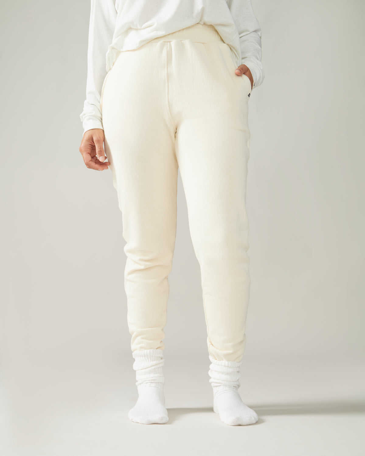 Women wearing the Mingan Jogger Pants by Rose Boreal- Natural / Femme qui porte le pantalon Jogging Mingan de Rose Boreal - Naturel