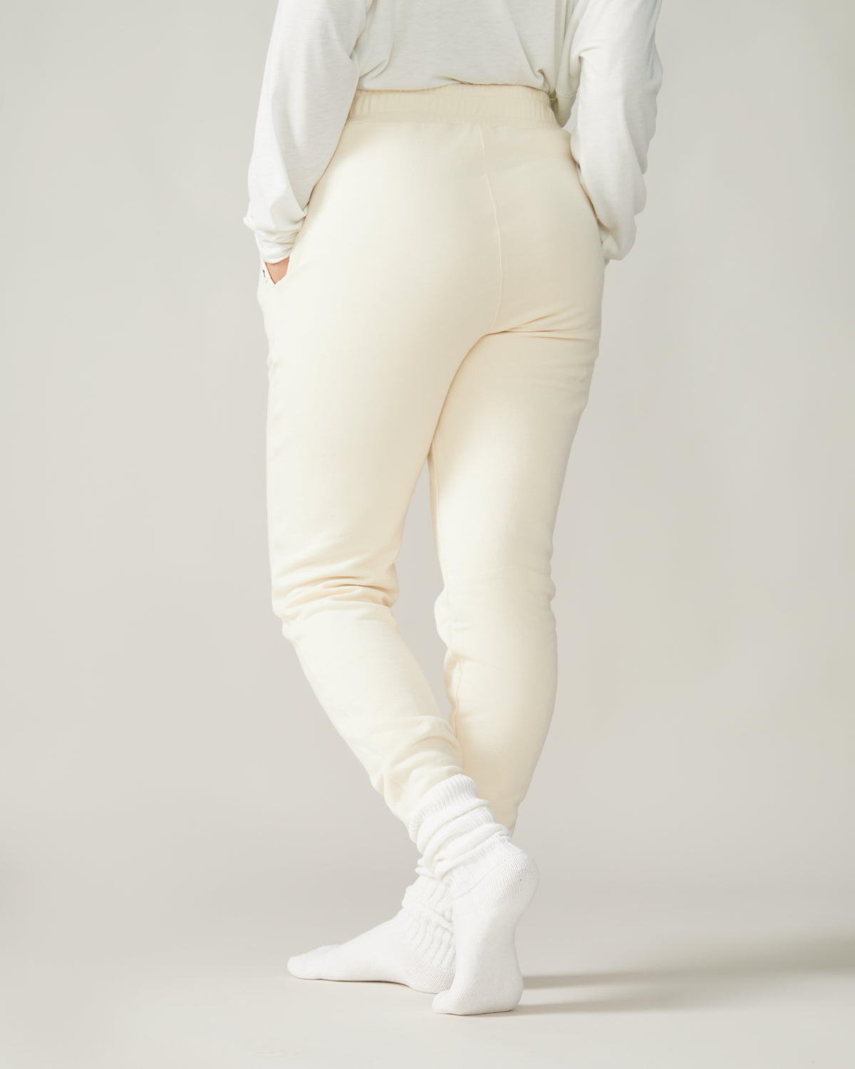 Women wearing the Mingan Jogger Pants by Rose Boreal- Natural / Femme qui porte le pantalon Jogging Mingan de Rose Boreal - Naturel