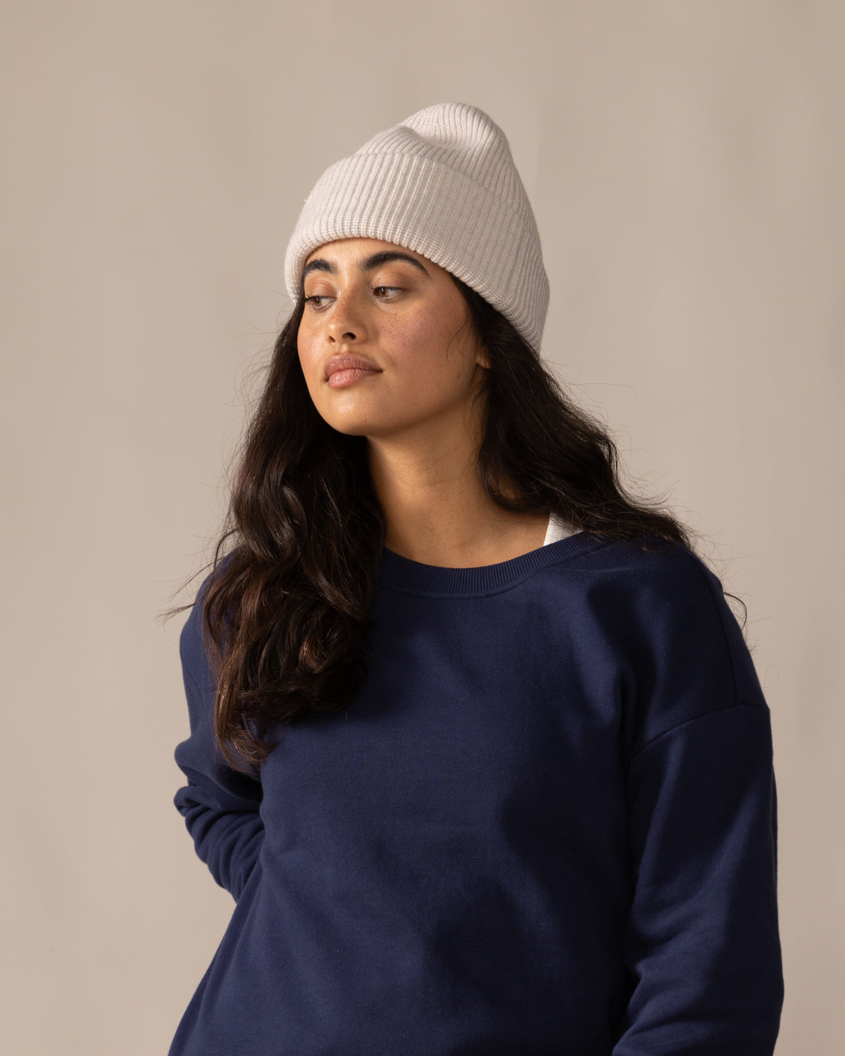 Women wearing the Cloud Beanie by Rose Boreal - Cream / Femme qui porte la Tuque Nuage par Rose Boreal - Crème Velours