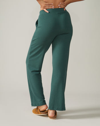 Woman wearing the Hugg Me Pants by Rose Boreal - Dark Lagoon. / Femme qui porte les pantalons réconfort de Rose Boreal - Vert Lagon.