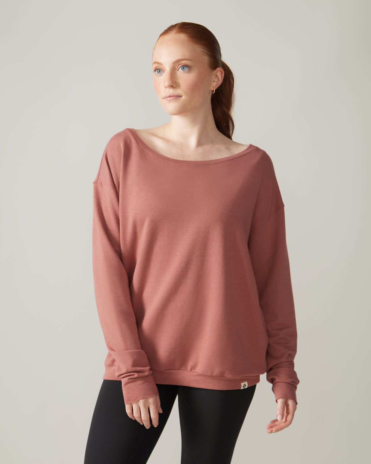 Women wearing the Flashdance Pullover by Rose Boreal - Dahlia Over. / Femme qui porte le Chandail Flashdance de Rose Boreal - Dahlia Over.