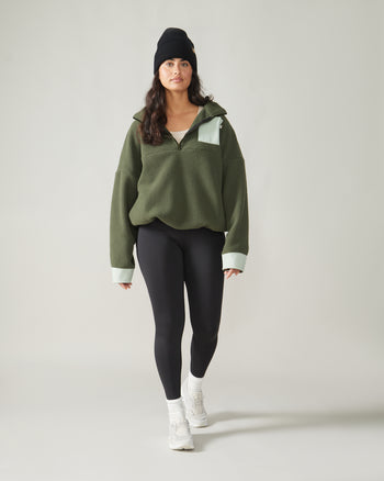 Women wearing the Sutton Polar Fleece Pullover by Rose Boreal - Forest Moss Over / Femme qui porte le chandail polaire sutton de Rose Boreal - Mousse de forêt Over