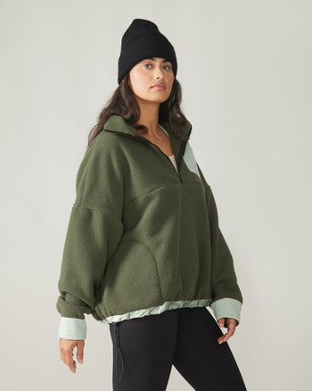 Women wearing the Sutton Polar Fleece Pullover by Rose Boreal - Forest Moss / Femme qui porte le chandail polaire sutton de Rose Boreal - Mousse de forêt