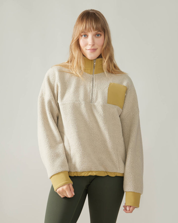 Women wearing the Sutton Polar Fleece Pullover by Rose Boreal - Pearl Oatmeal / Femme qui porte le chandail polaire sutton de Rose Boreal - Avoine perlé