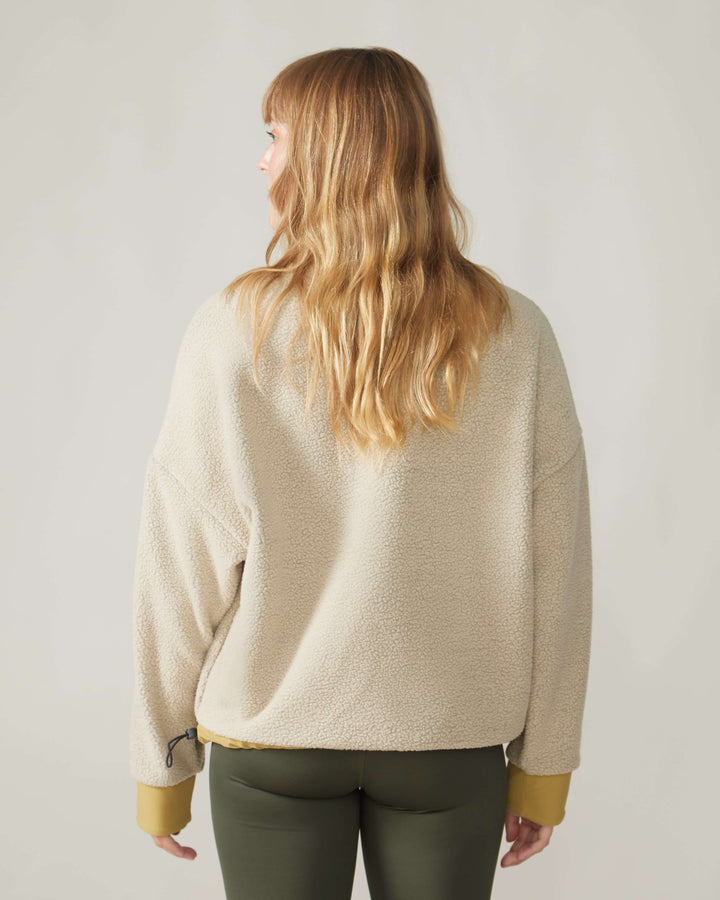 Women wearing the Sutton Polar Fleece Pullover by Rose Boreal - Pearl Oatmeal / Femme qui porte le chandail polaire sutton de Rose Boreal - Avoine perlé