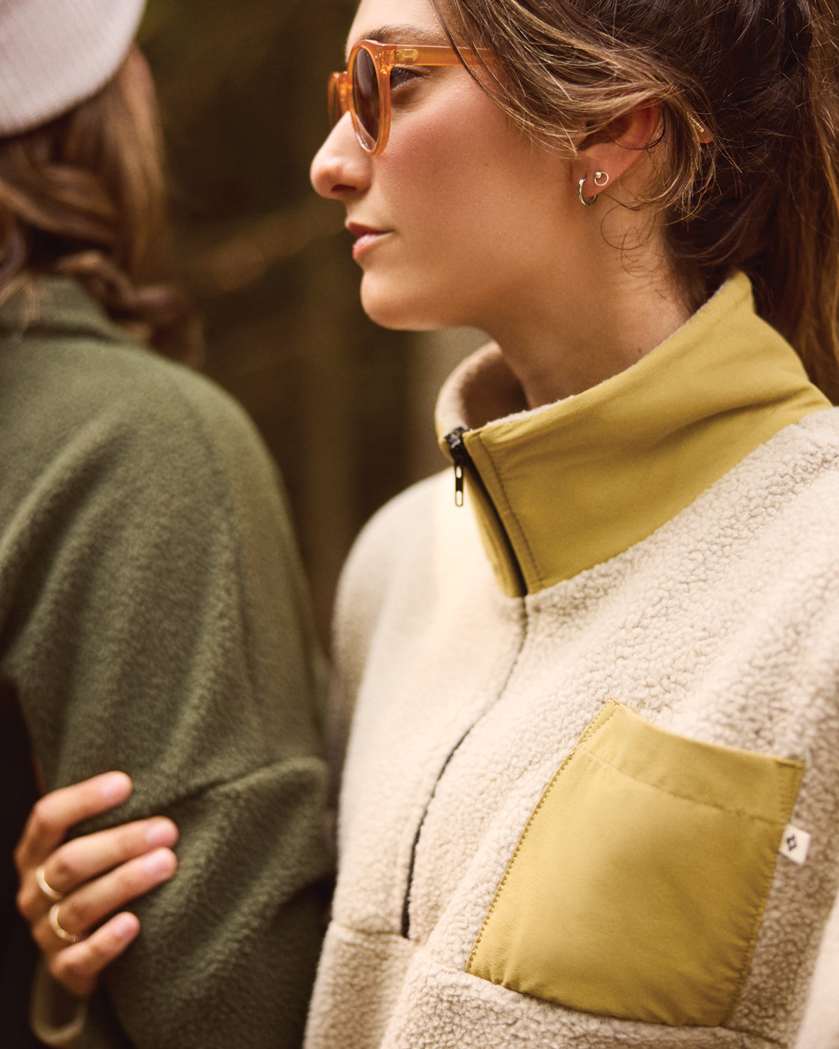 Women wearing the Sutton Polar Fleece Pullover by Rose Boreal - Pearl Oatmeal Over / Femme qui porte le chandail polaire sutton de Rose Boreal - Avoine perlé Over