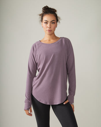 Women wearing the Cozy Long Sleeves by Rose Boreal - Fig / Femme qui porte le Chandail Confo de Rose Boreal - Figue.