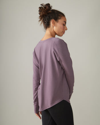 Women wearing the Cozy Long Sleeves by Rose Boreal - Fig Over / Femme qui porte le Chandail Confo de Rose Boreal - Figue Over.