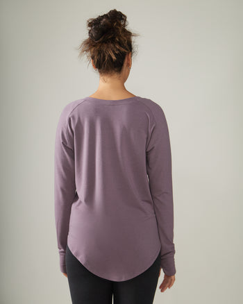 Women wearing the Cozy Long Sleeves by Rose Boreal - Fig / Femme qui porte le Chandail Confo de Rose Boreal - Figue.