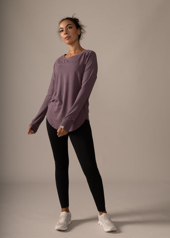 Women wearing the Cozy Long Sleeves by Rose Boreal - Fig Over / Femme qui porte le Chandail Confo de Rose Boreal - Figue Over