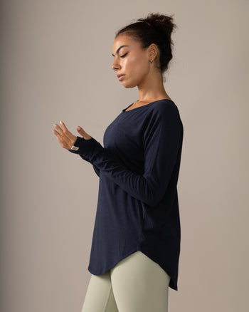 Women wearing the Cozy Long Sleeves by Rose Boreal - Deep Ocean Over / Femme qui porte le Chandail Confo de Rose Boreal - Océan Profond Over