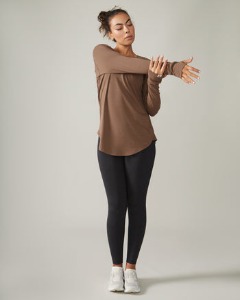 Women wearing the Cozy Long Sleeves by Rose Boreal - Hazelnut / Femme qui porte le Chandail Confo de Rose Boreal - Noisette.