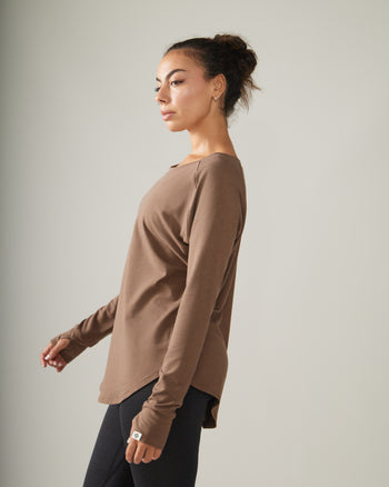 Women wearing the Cozy Long Sleeves by Rose Boreal - Hazelnut Over / Femme qui porte le Chandail Confo de Rose Boreal - Noisette Over.