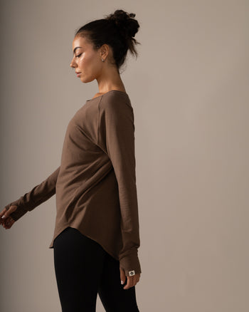 Women wearing the Cozy Long Sleeves by Rose Boreal - Hazelnut / Femme qui porte le Chandail Confo de Rose Boreal - Noisette.