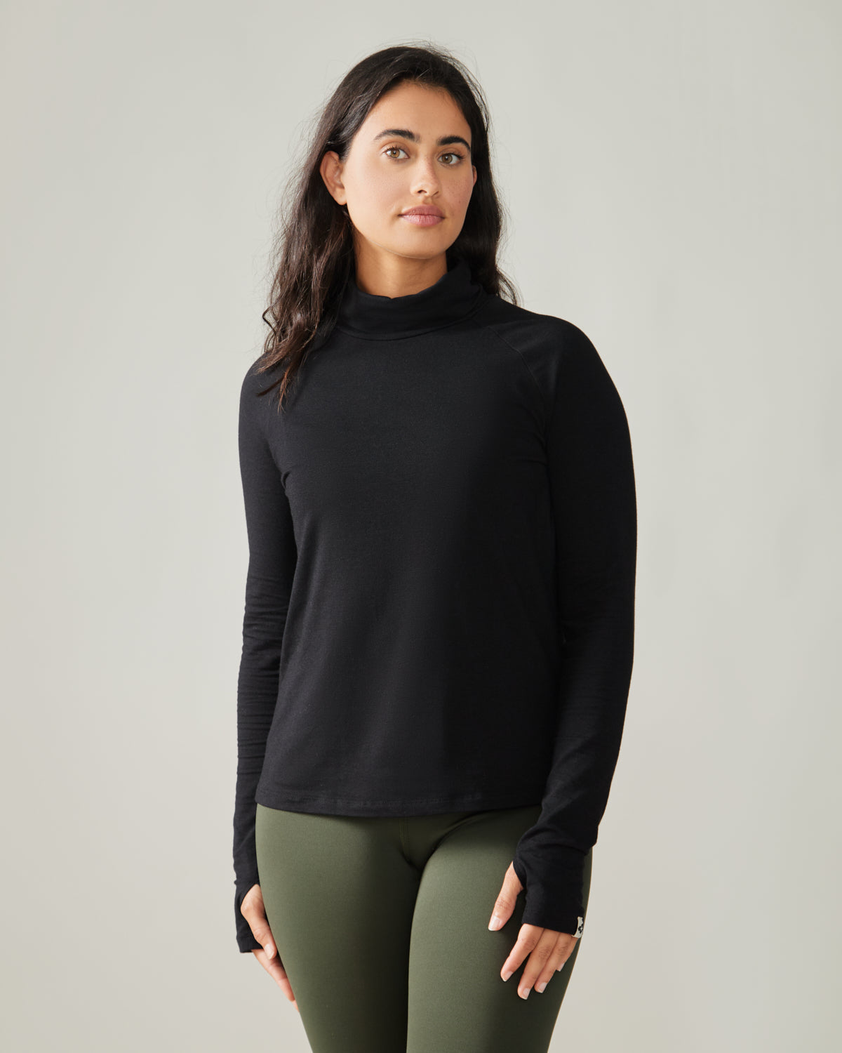 Women wearing the Zenith Turtleneck Sweater by Rose Boreal - Total Eclipse / Femme qui porte le Col Roulé Zénith de Rose Boreal - Éclipse Totale.