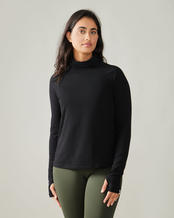 Women wearing the Zenith Turtleneck Sweater by Rose Boreal - Total Eclipse / Femme qui porte le Col Roulé Zénith de Rose Boreal - Éclipse Totale.