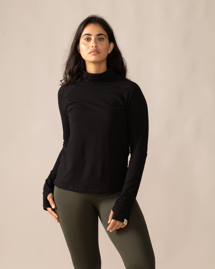 Women wearing the Zenith Turtleneck Sweater by Rose Boreal - Total Eclipse / Femme qui porte le Col Roulé Zénith de Rose Boreal - Éclipse Totale.