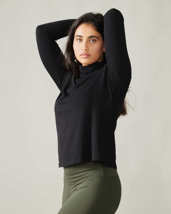 Women wearing the Zenith Turtleneck Sweater by Rose Boreal - Total Eclipse / Femme qui porte le Col Roulé Zénith de Rose Boreal - Éclipse Totale.