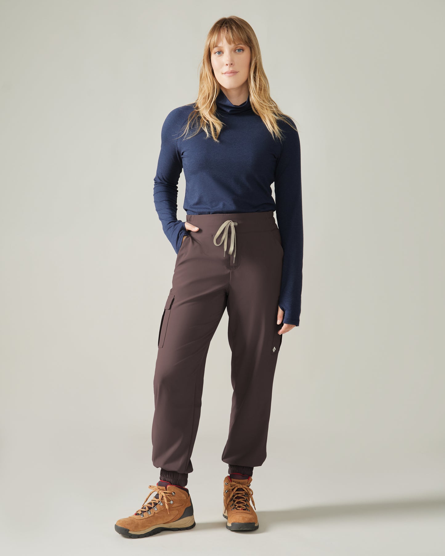 Woman wearing the Cap Trinité Cargo Pant by Rose Boreal - River Stone Over / Femme qui porte le Pantalon cargo Cap Trinité de Rose Boreal - Pierre de rivière Over