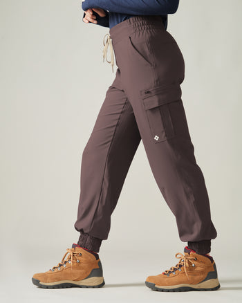 Woman wearing the Cap Trinité Cargo Pant by Rose Boreal - River Stone / Femme qui porte le Pantalon cargo Cap Trinité de Rose Boreal - Pierre de rivière