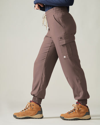 Woman wearing the Cap Trinité Cargo Pant by Rose Boreal - River Stone / Femme qui porte le Pantalon cargo Cap Trinité de Rose Boreal - Pierre de rivière