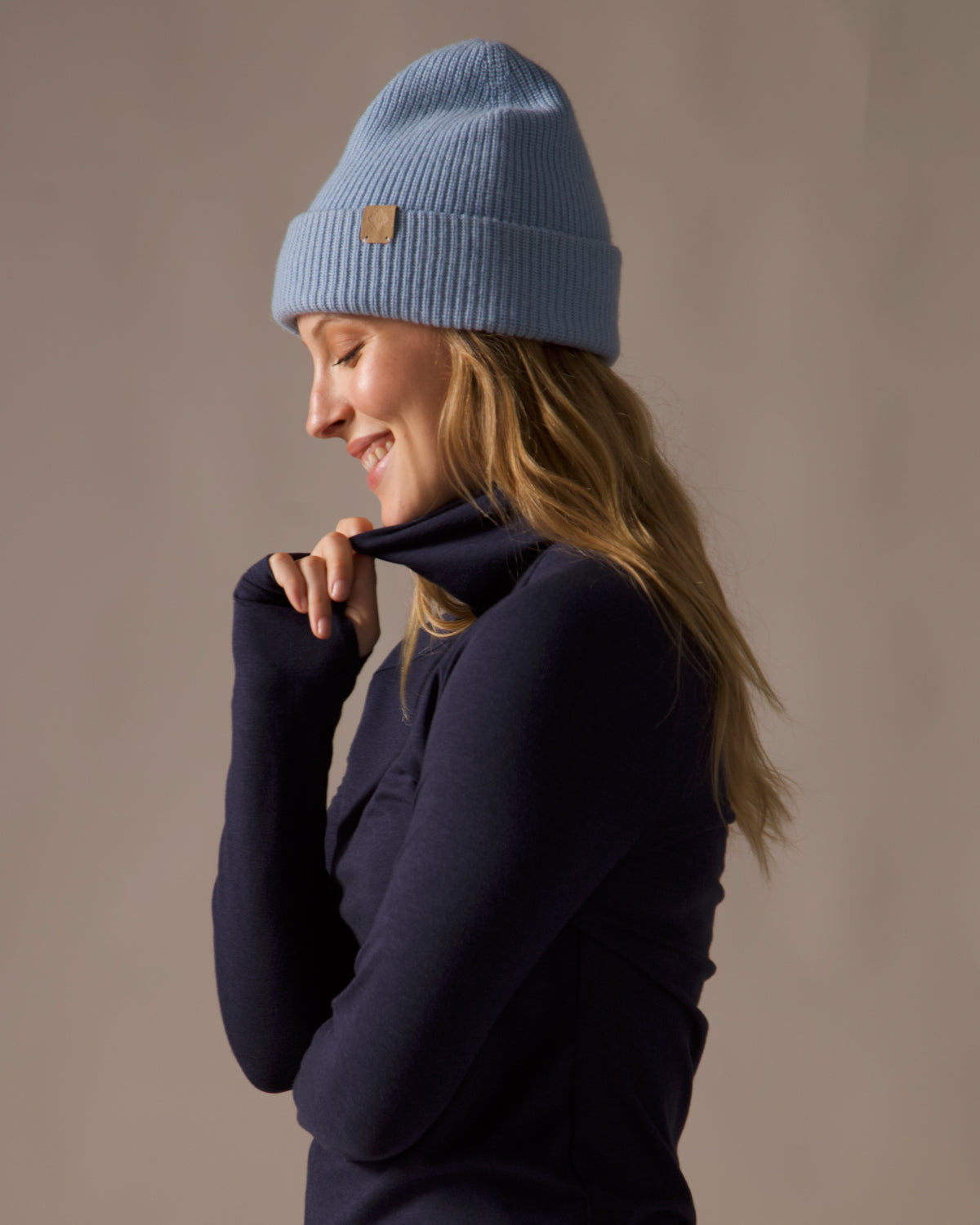 Women wearing the Cloud Beanie by Rose Boreal - Pastel Blue Over / Femme qui porte la Tuque Nuage par Rose Boreal - Bleu Pastel Over