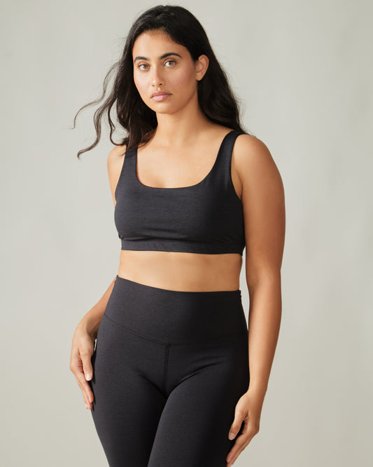 Women wearing the Life's good Sports Bra 
by Rose Boreal - Total Eclipse / Femme qui porte le Soutien-gorge La Vie est belle de Rose Boreal - Éclipse Totale