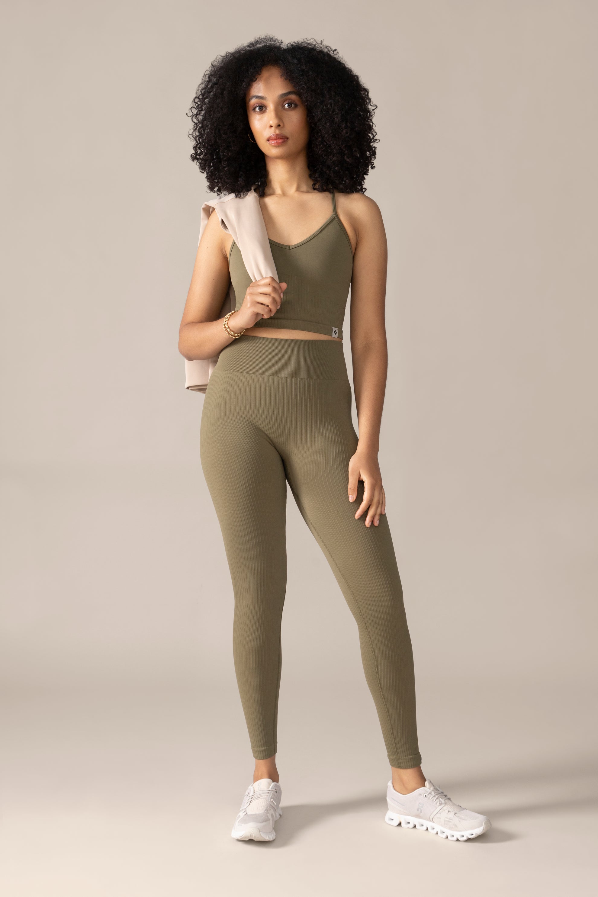 Women wearing the Contour Seamless Legging in Olive Over / Femme qui porte le Legging Contour Sans Coutures en Olive Over