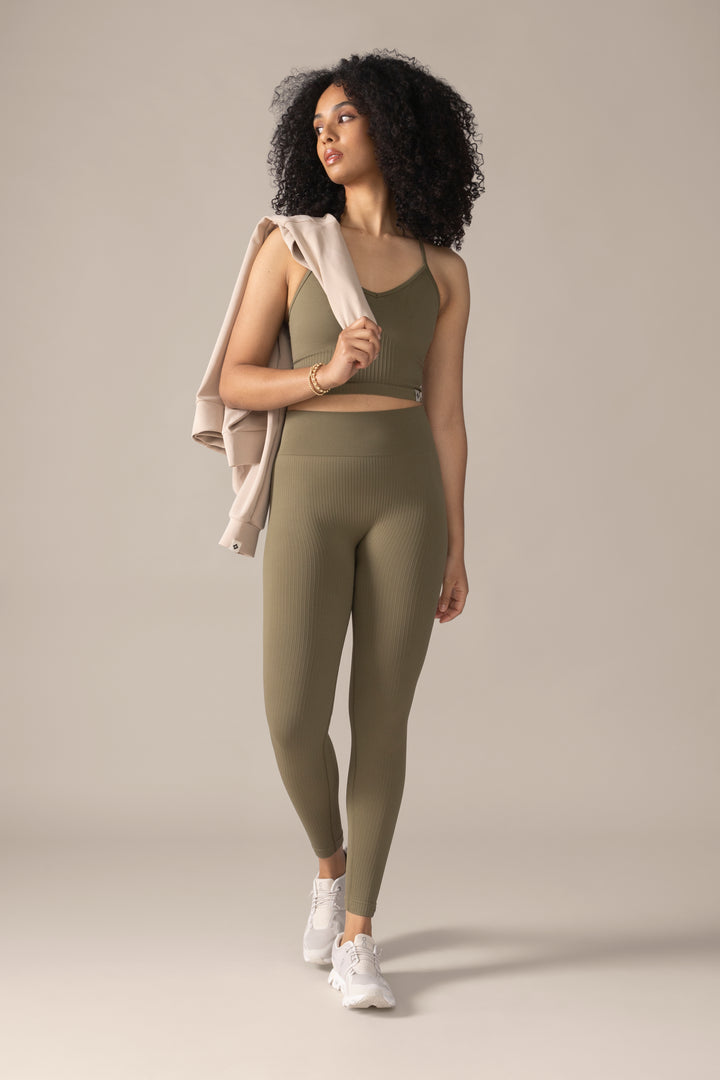 Women wearing the Contour Seamless Bra in Olive / Femme qui porte le Soutien-Gorge Contour Sans Coutures en Olive