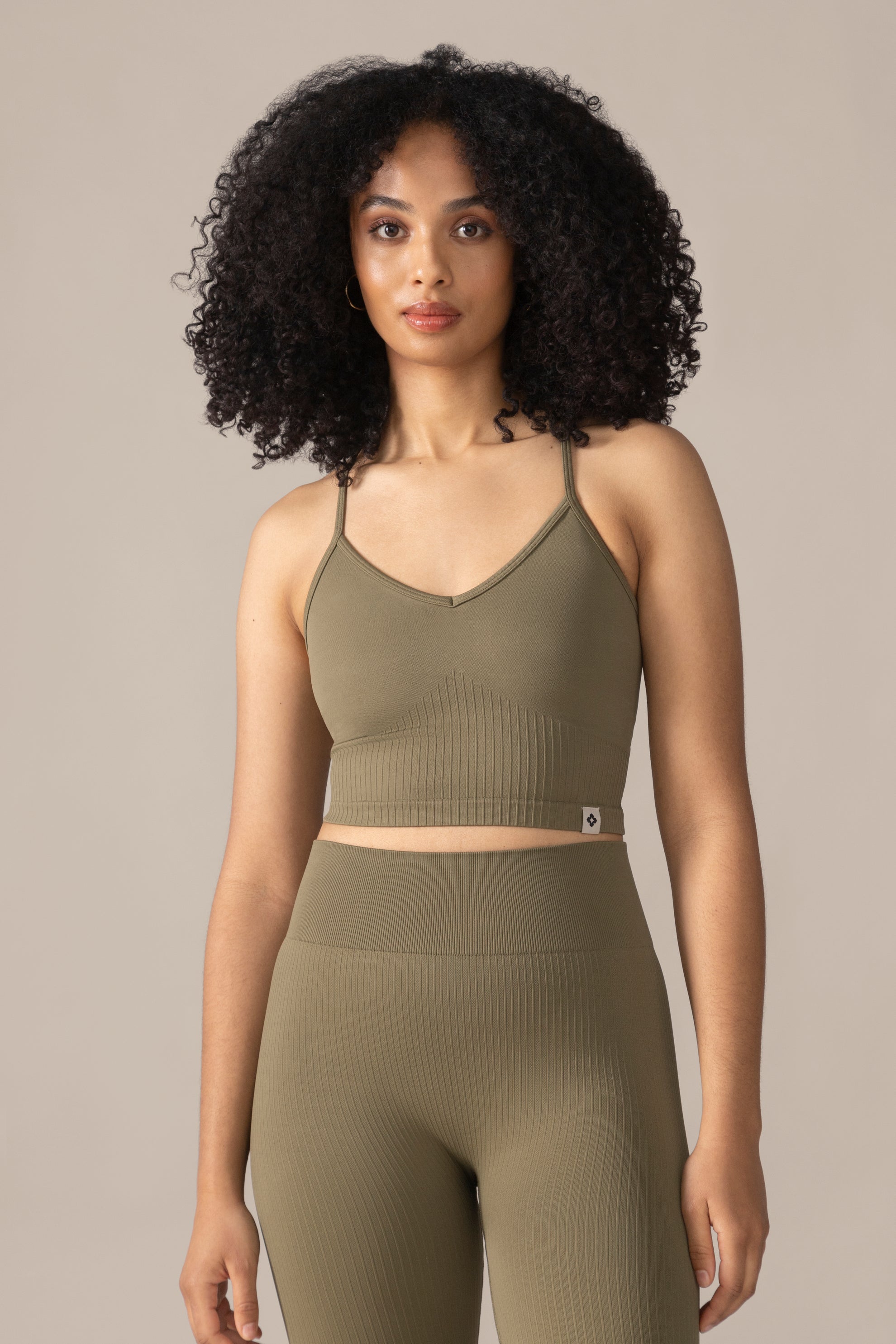 Women wearing the Contour Seamless Bra in Olive / Femme qui porte le Soutien-Gorge Contour Sans Coutures en Olive