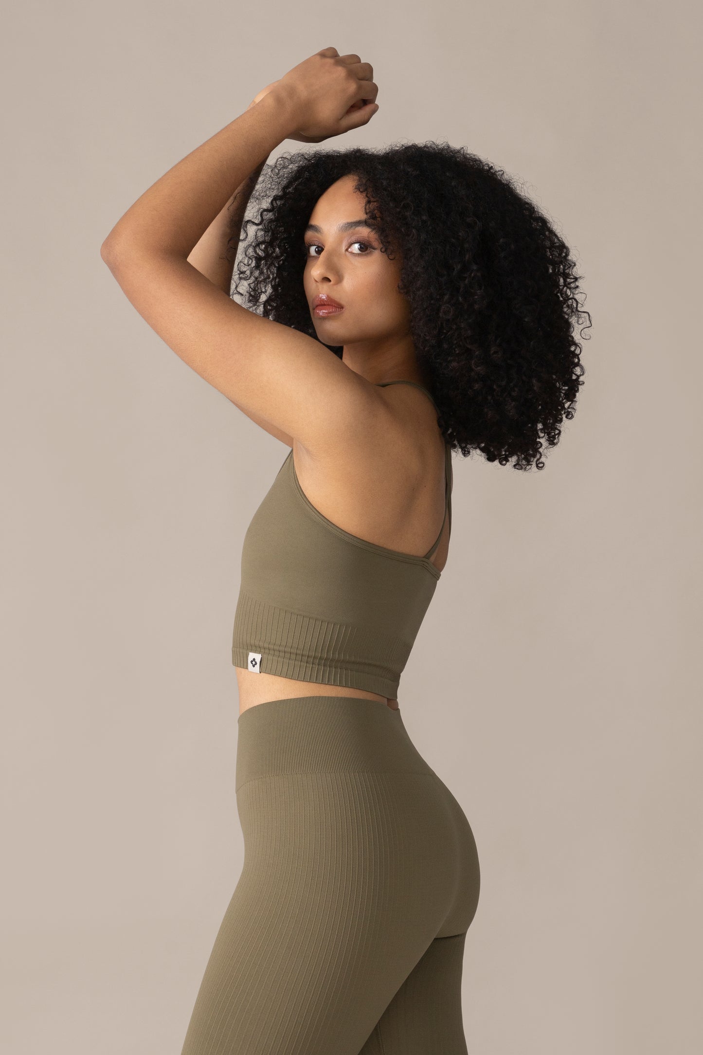 Women wearing the Contour Seamless Bra in Olive Over / Femme qui porte le Soutien-Gorge Contour Sans Coutures en Olive Over