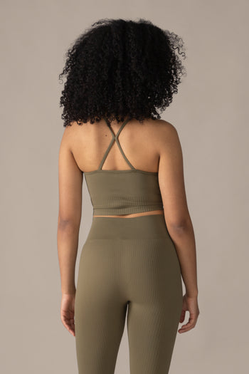 Women wearing the Contour Seamless Bra in Olive / Femme qui porte le Soutien-Gorge Contour Sans Coutures en Olive