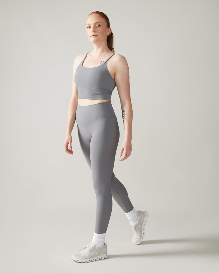 Women wearing the North Star Rib Soft Compression Legging by Rose Boreal - Stone Grey Over / Femme qui porte le soutien-gorge côtelé étoile du nord de Rose Boreal - Galet Over