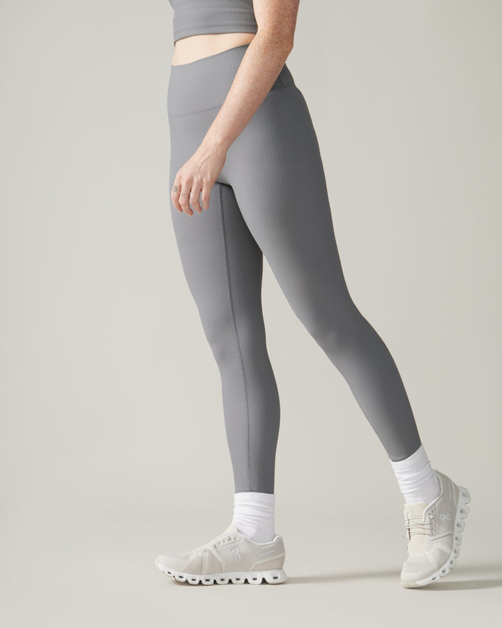 Women wearing the North Star Rib Soft Compression Legging by Rose Boreal - Stone Grey / Femme qui porte le soutien-gorge côtelé étoile du nord de Rose Boreal - Galet.