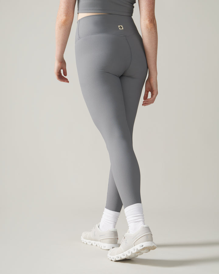 Women wearing the North Star Rib Soft Compression Legging by Rose Boreal - Stone Grey / Femme qui porte le soutien-gorge côtelé étoile du nord de Rose Boreal - Galet.