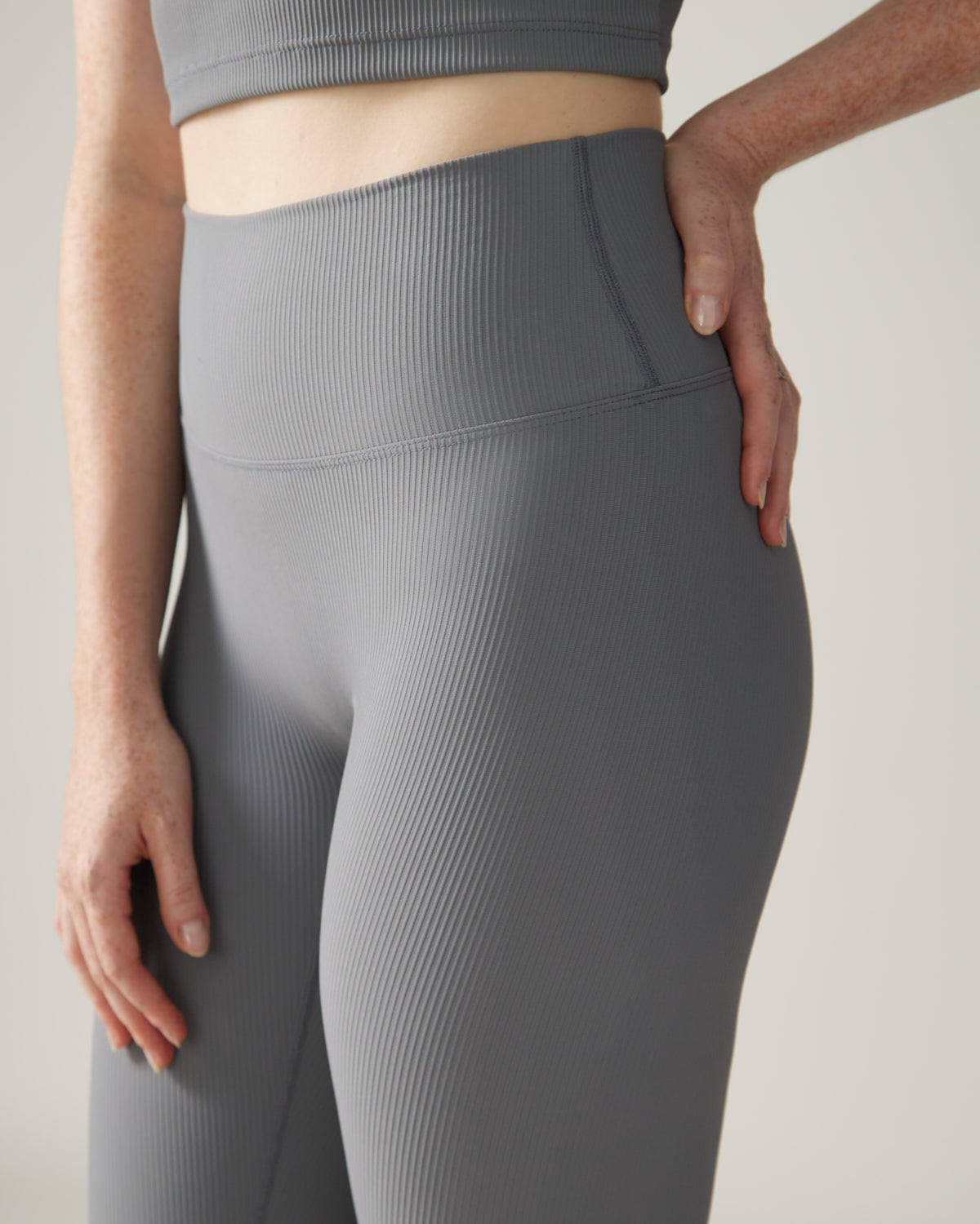 Women wearing the North Star Rib Soft Compression Legging by Rose Boreal - Stone Grey / Femme qui porte le soutien-gorge côtelé étoile du nord de Rose Boreal - Galet.