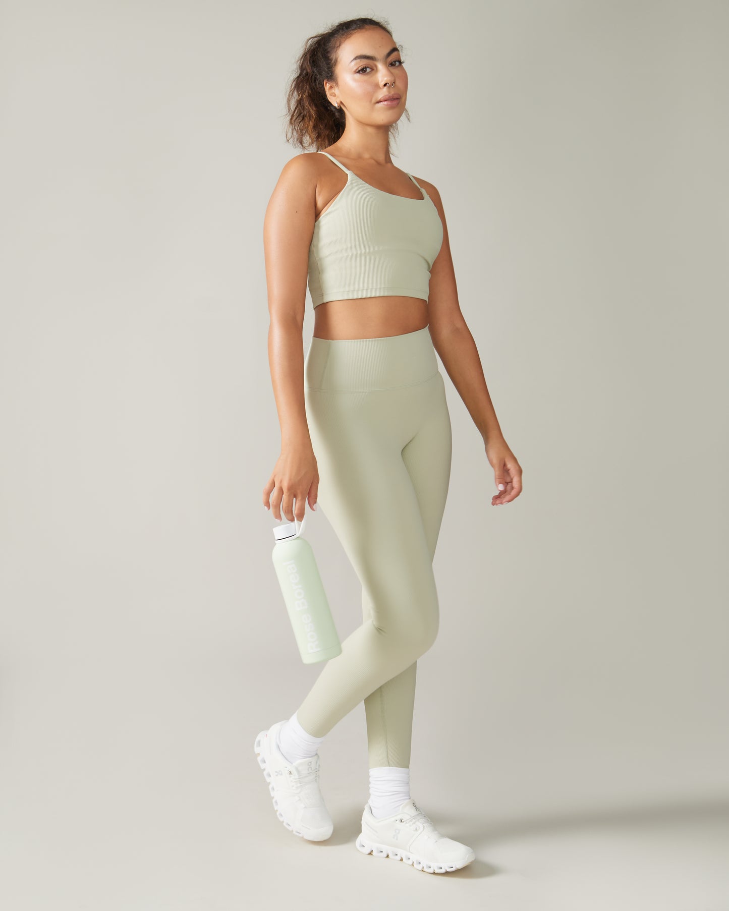 Women wearing the North Star Rib Soft Compression Legging by Rose Boreal - Mint Over / Femme qui porte le legging côtelé étoile du nord de Rose Boreal - Menthe Over