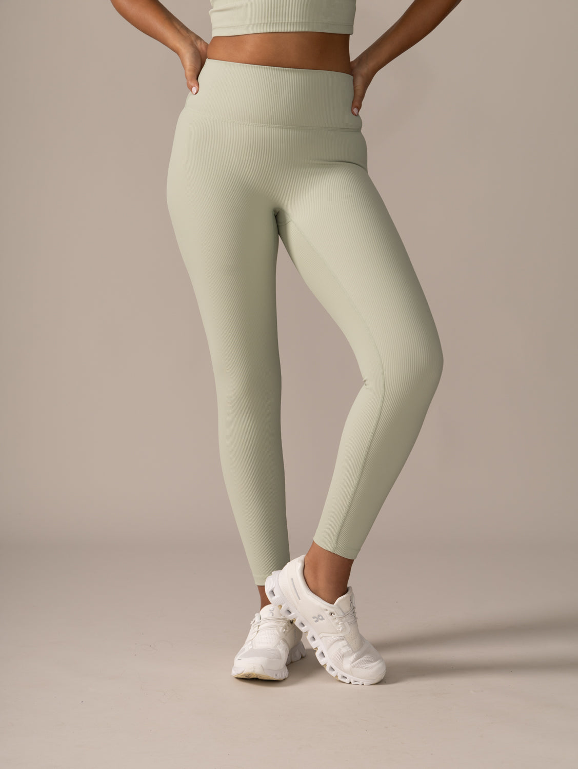 Women wearing the North Star Rib Soft Compression Legging by Rose Boreal - Mint / Femme qui porte le legging côtelé étoile du nord de Rose Boreal - Menthe