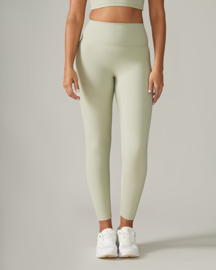 Women wearing the North Star Rib Soft Compression Legging by Rose Boreal - Mint / Femme qui porte le legging côtelé étoile du nord de Rose Boreal - Menthe