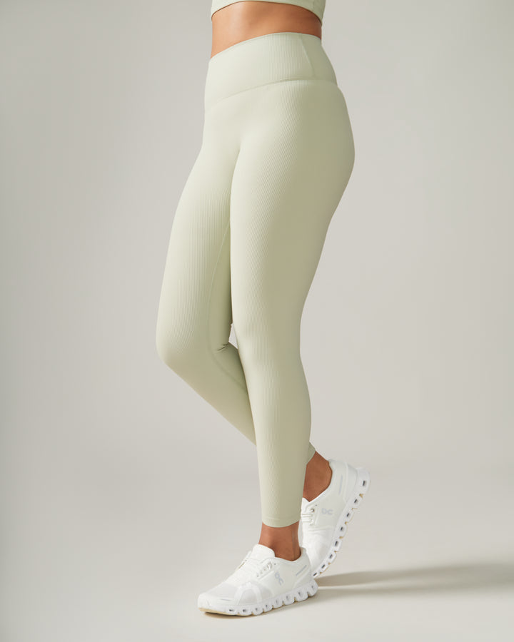 Women wearing the North Star Rib Soft Compression Legging by Rose Boreal - Mint / Femme qui porte le legging côtelé étoile du nord de Rose Boreal - Menthe.