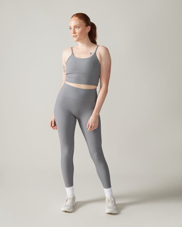 Women wearing the North Star Rib Soft Compression Sports Bra by Rose Boreal - Stone Grey / Femme qui porte le soutien-gorge côtelé étoile du nord de Rose Boreal - Galet.