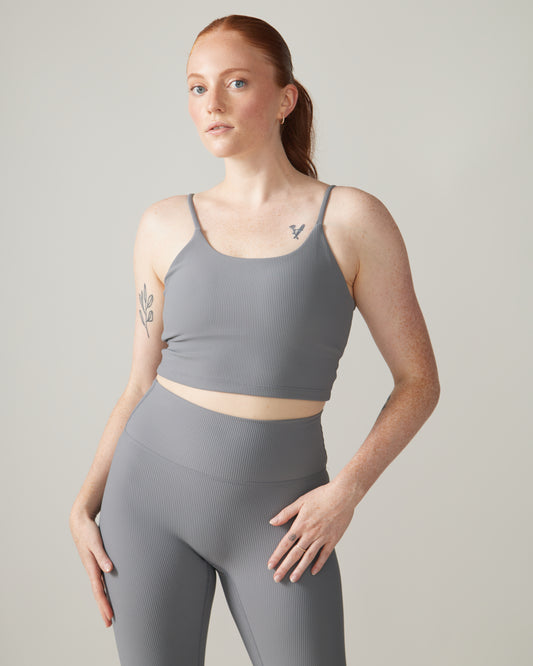 Women wearing the North Star Rib Sport Bra by Rose Boreal - Stone Grey / Femme qui porte le soutien-gorge côtelé étoile du nord de Rose Boreal - Galet.