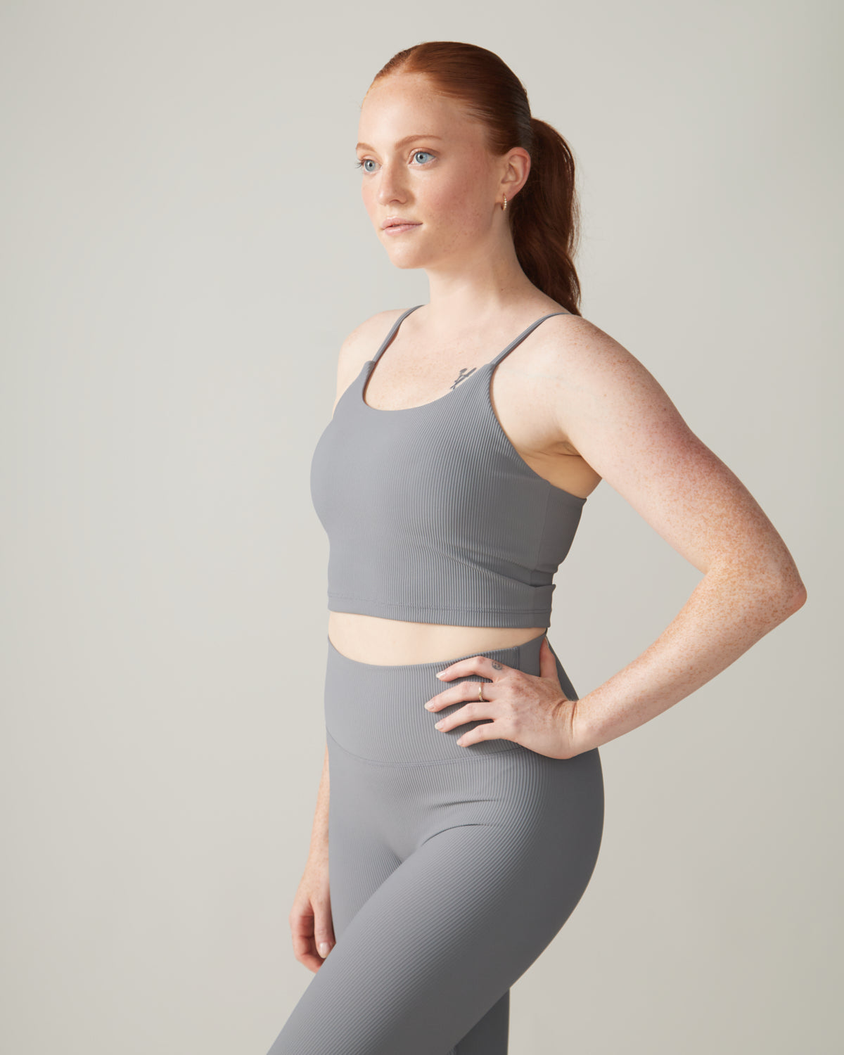 Women wearing the North Star Rib Soft Compression Sports Bra by Rose Boreal - Stone Grey / Femme qui porte le soutien-gorge côtelé étoile du nord de Rose Boreal - Galet.