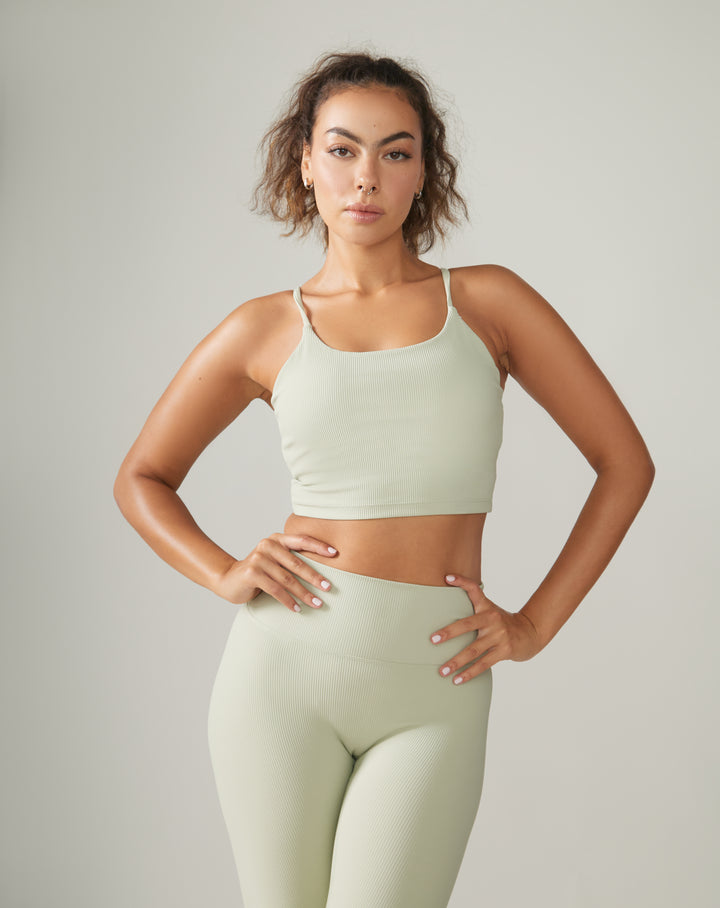 Women wearing the North Star Rib Soft Compression Sports Bra by Rose Boreal - Mint / Femme qui porte le soutien-gorge côtelé étoile du nord de Rose Boreal - Menthe