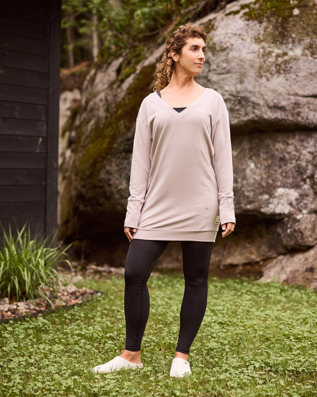 Women wearing the Rose Boreal Tofino Dress - Atmosphere. / Femme qui porte la robe Tofino - Atmosphère