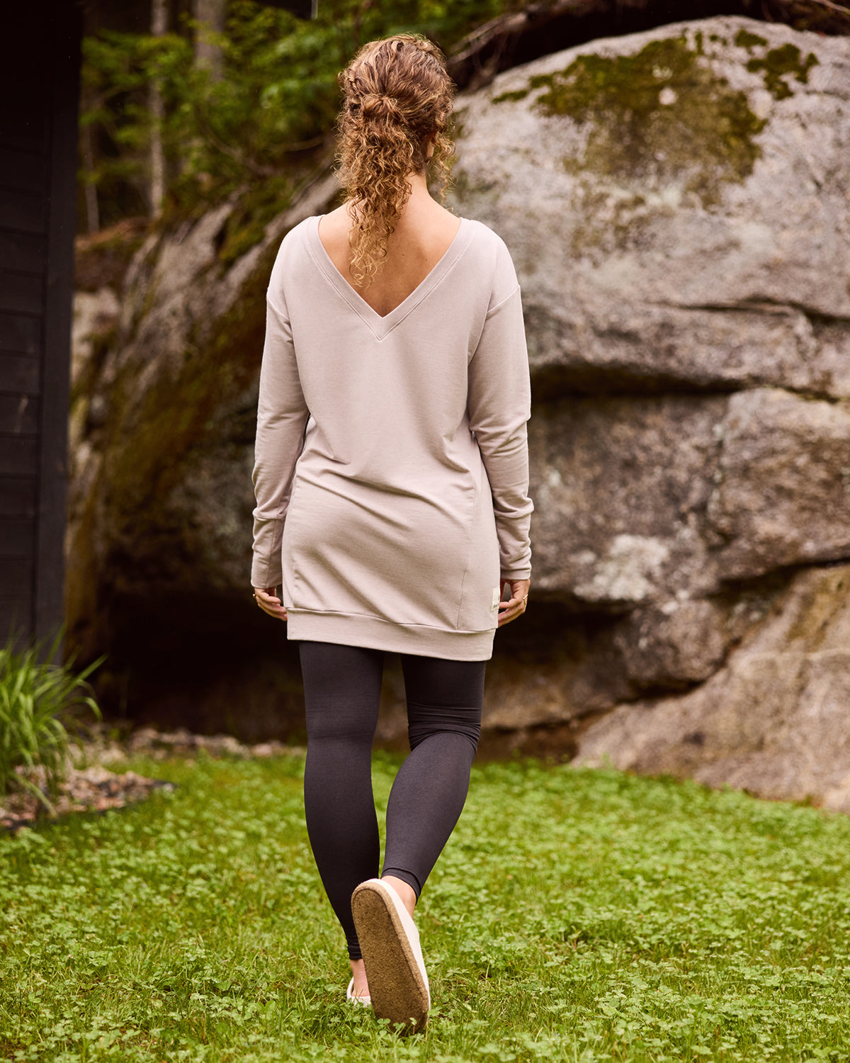 Women wearing the Rose Boreal Tofino Dress - Atmosphere. / Femme qui porte la robe Tofino - Atmosphère