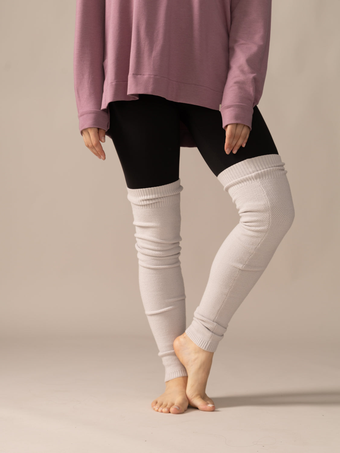 Women wearing the Keep Me Warm Legs Warmer by Rose Boreal - Cloud cream / Femme qui porte les jambières garde moi au chaud de Rose Boreal - Crème velour.