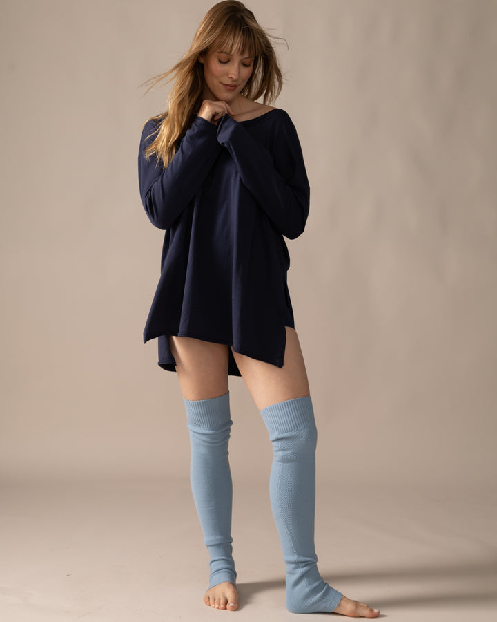 Women wearing the Keep Me Warm Legs Warmer by Rose Boreal - Pastel blue / Femme qui porte les jambières garde moi au chaud de Rose Boreal - Bleu pastel.