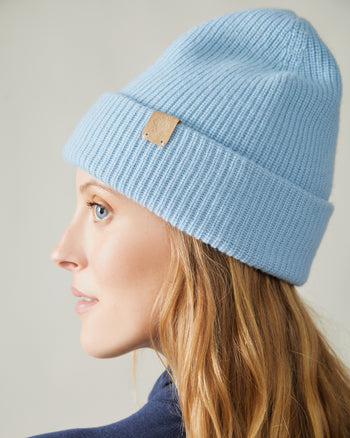 Women wearing the Cloud Beanie by Rose Boreal - Pastel Blue / Femme qui porte la Tuque Nuage par Rose Boreal - Bleu Pastel