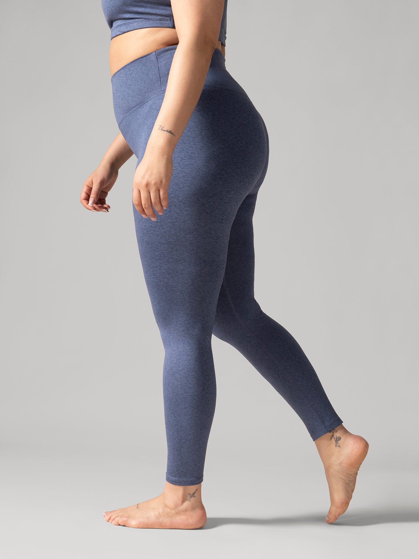 Women wearing the Buttery Soft BFF Hihg-Rise Legging by Rose Boreal - Denim / Femme qui porte le legging BFF brossé taille haute de Rose Boreal - Denim